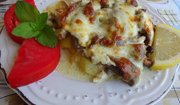 Сочно пилешко с картофи и гъби кладница