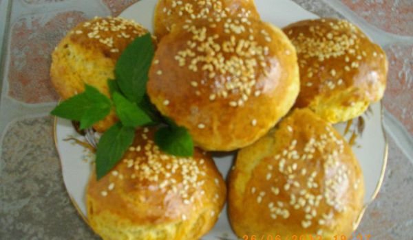 Содени питки със сусамена коричка