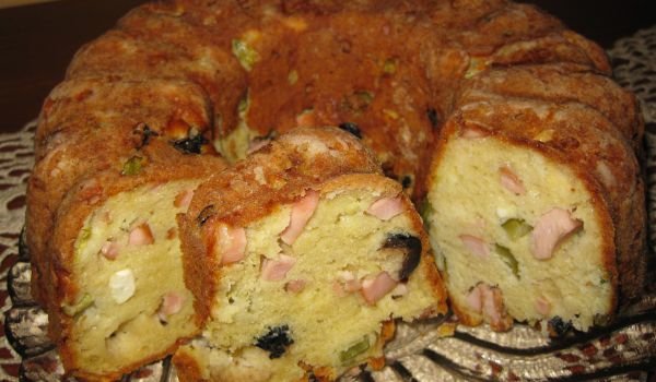 Солен кекс с колбас и маслини