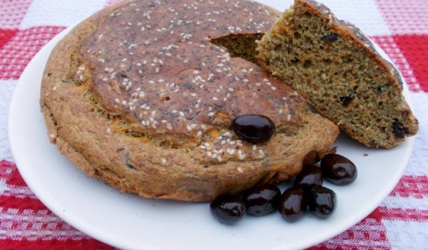 Солен кекс с лимец, моркови и маслини