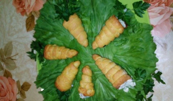 Солени фунийки с руска салата