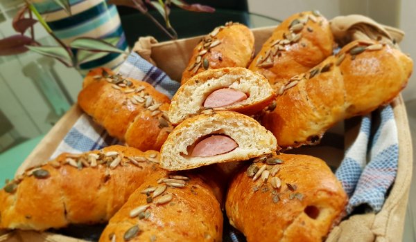 Солени кифли с биволско кисело мляко и наденица
