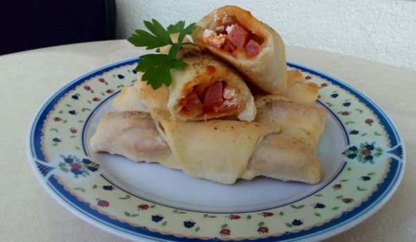 Солени кифлички с колбас и сирене