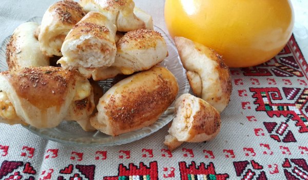 Солени кифлички с шарена сол