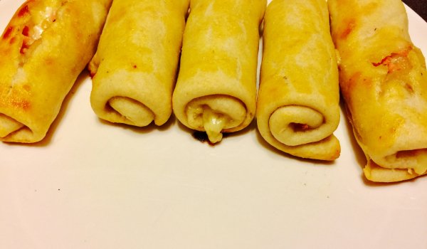 Солени кифлички с телешки колбас