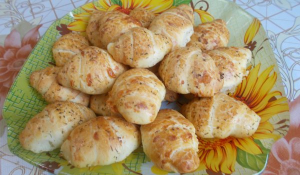 Солени мини кифлички с чубрица