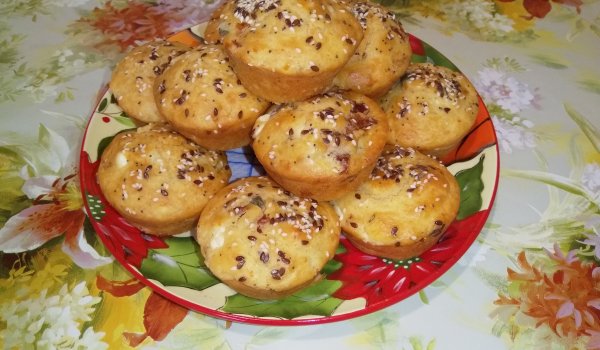 Солени мъфини с каперси, сушени домати и горчица