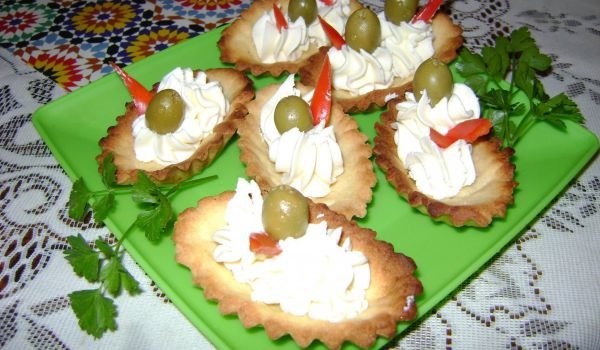 Солени тарталетки с крема сирене и маслини