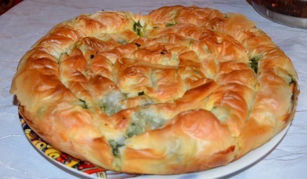 Солунска баница с пресен лук и сирене