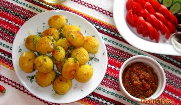 Сотирани бейби картофи с копър и чесън
