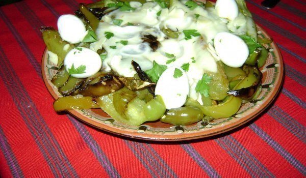 Сотирани чушки с моцарела