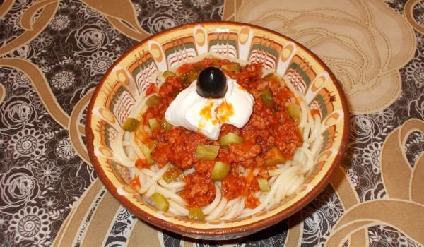 Спагети по мъжки с кайма, краставички и майонеза