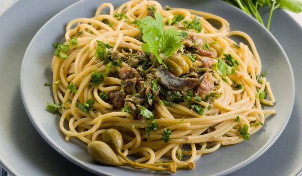 Спагети с аншоа и бадеми