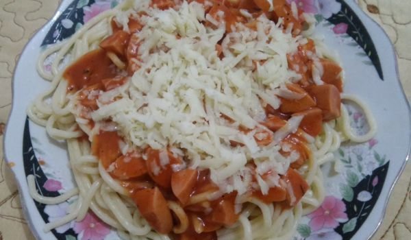 Спагети с доматен сос и кашкавал