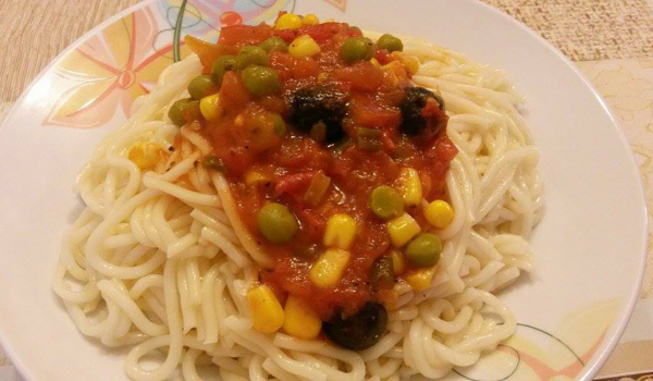 Спагети с доматен сос и маслини