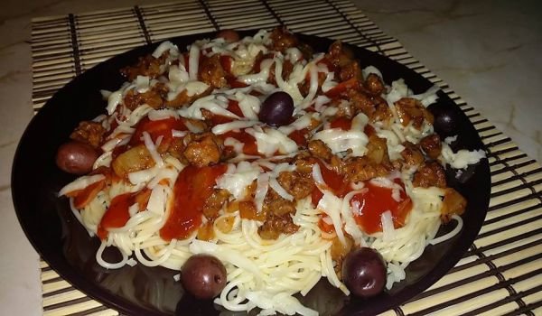Спагети с кайма и маслини