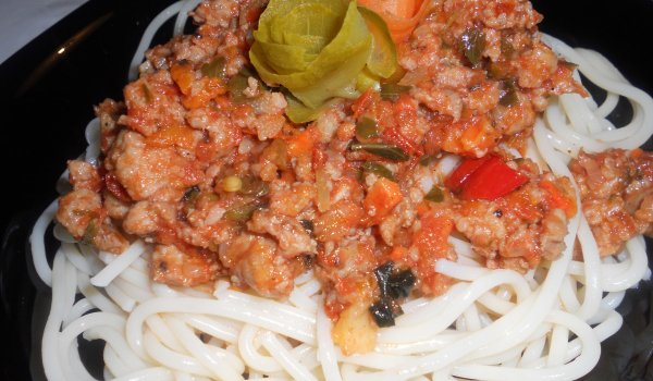 Спагети с кайма и зеленчуци