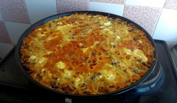 Спагети с кайма, зеленчуци и заливка