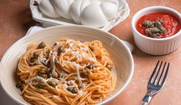 Спагети с каперси и лимон