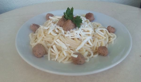 Спагети с кюфтенца, масло и сирене