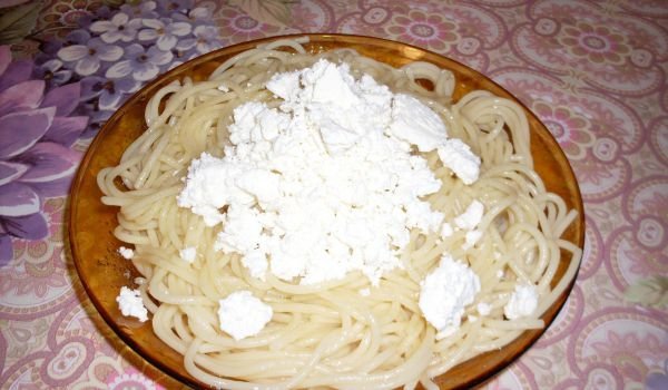 Спагети със овче сирене и захар