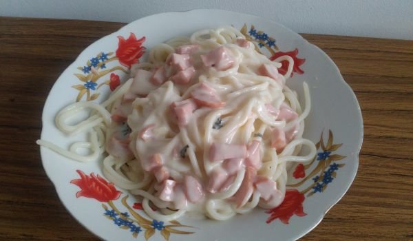 Спагети със сметана и лионска наденица