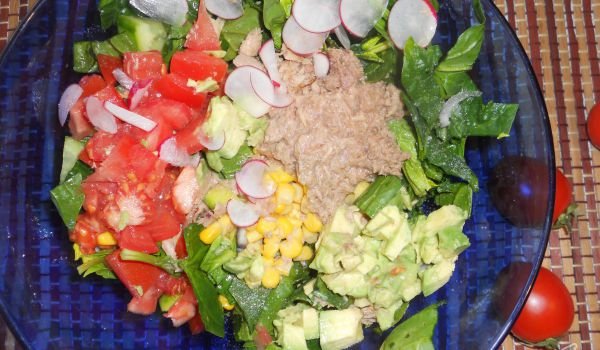 Спаначена салата с авокадо