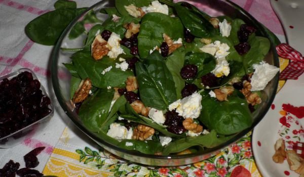 Спаначена салата с червени боровинки и орехи