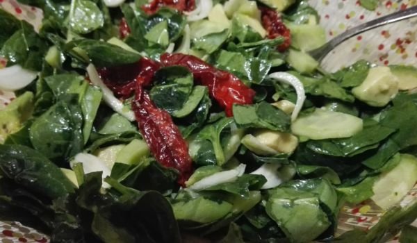 Спаначена салата със сушени домати