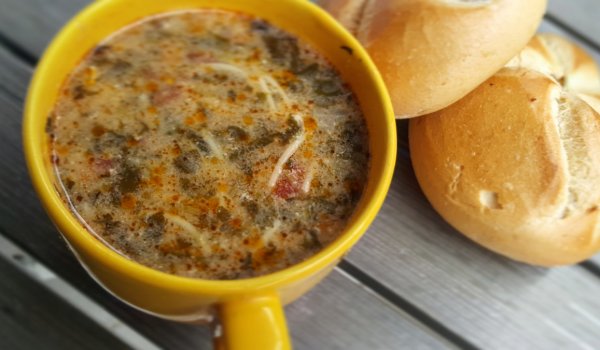 Спаначена супа със фиде и заквасена сметана