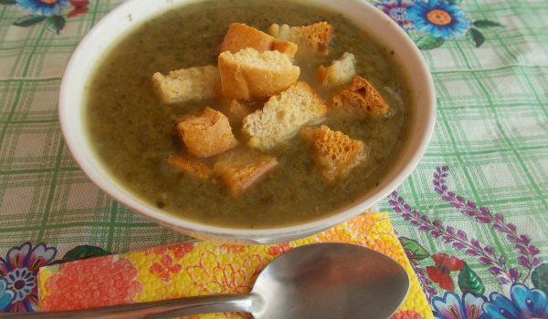 Спаначена супичка с домашни крутони