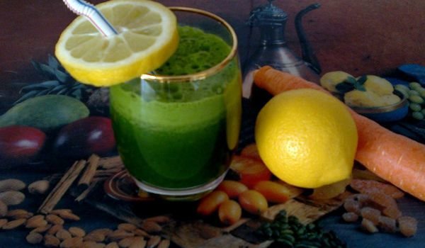 Спаначено смути с магданоз и морков