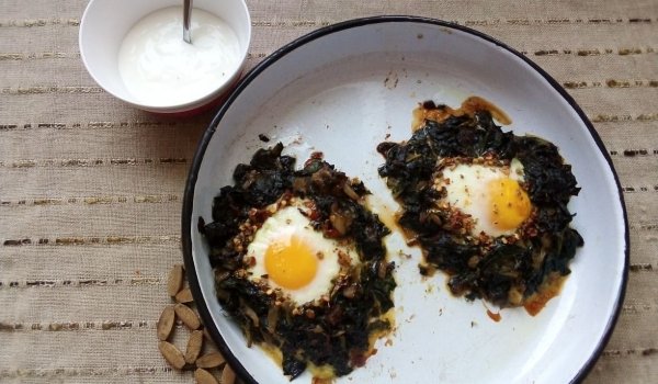 Спанак с Яйца и Кисело Мляко