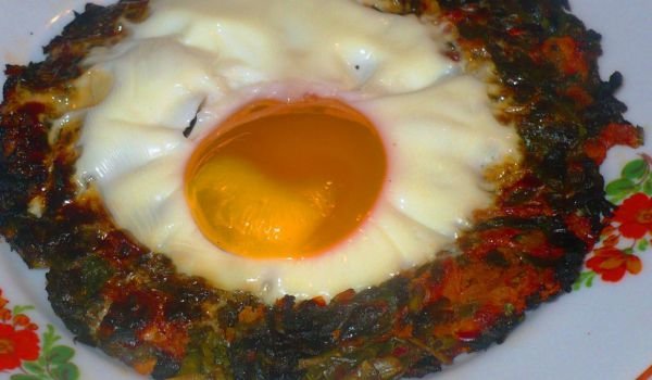 Спанак със зеленчуци и яйца