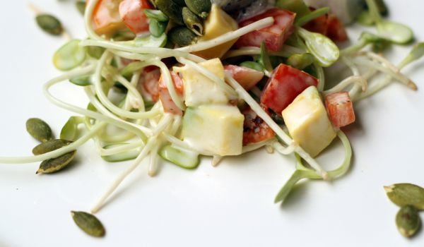 Средиземноморска салата с авокадо и соеви кълнове