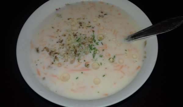 Студена млечна супа с моркови и орехи