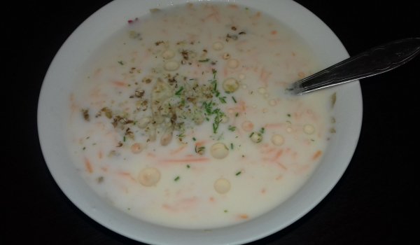 Студена млечна супа с моркови и орехи