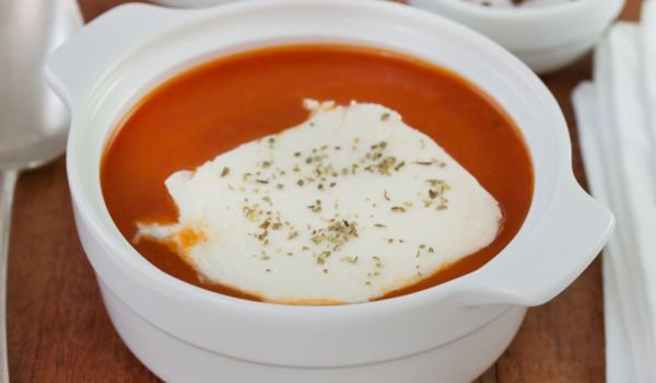 Студена супа с краставици и моцарела