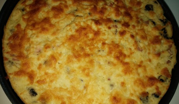 Суфле с картофи, кренвирши и маслини