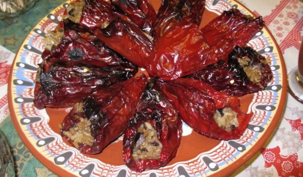 Сухи чушки с пълнеж от ориз и гъби