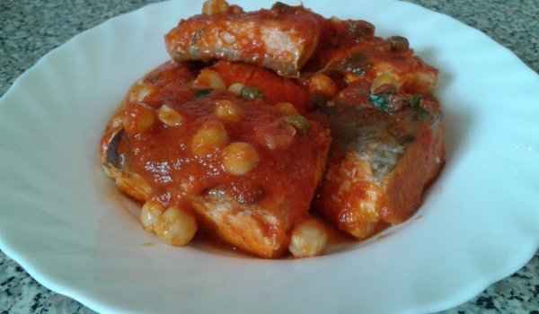 Сьомга в доматен сос на тиган