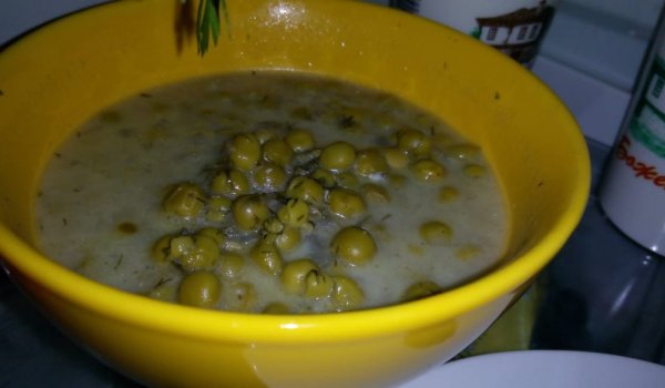 Супа от грах, топено сирене и кисело мляко