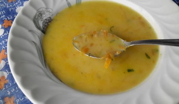 Супа от настъргани моркови с пилешки бульон