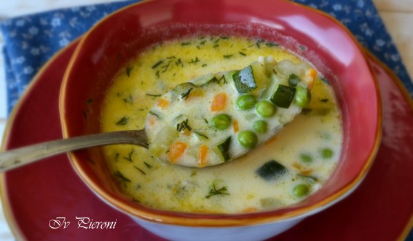 Супа от тиквички, грах и сирене