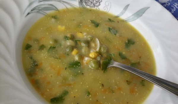 Супа от царевица, грах, морков и лук