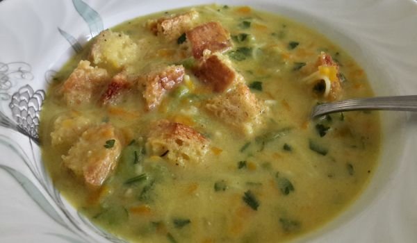 Супа от зелен фасул, моркови и крутони