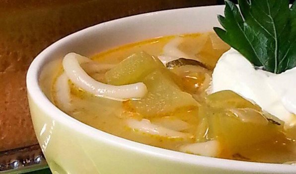 Супа от зелени домати и праз лук