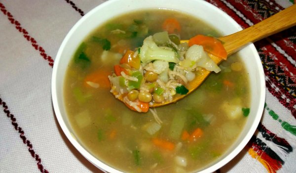 Супа с кафява леща, пълнозърнесто фиде и зеленчуци