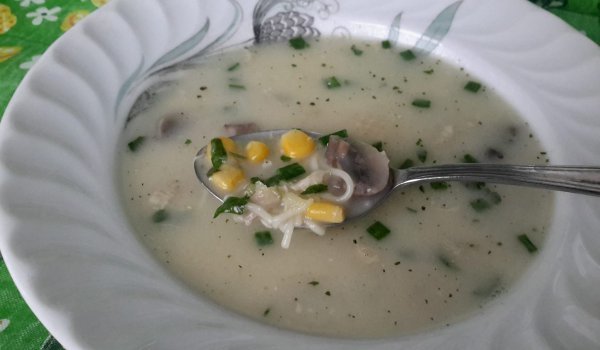 Супа с пиле, царевица и гъби със застройка