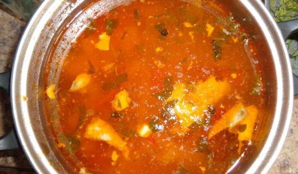 Супа с пилешки бутчета, краставица и тученица